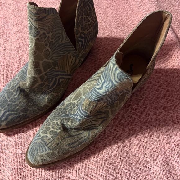 Stylish Animal Print Suede FREE PEOPLE Ankle Boots - Picture 2 of 7